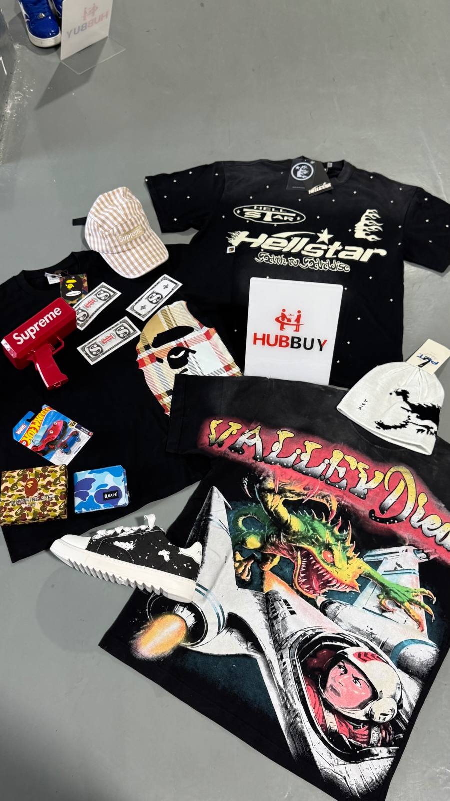 Camisetas, boné e acessórios no armazém